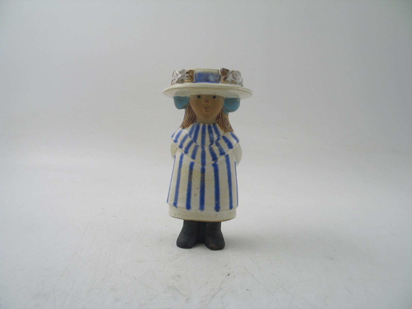 Figurin, Lisa Larson (f. 1931), flicka med hatt, höjd: 21